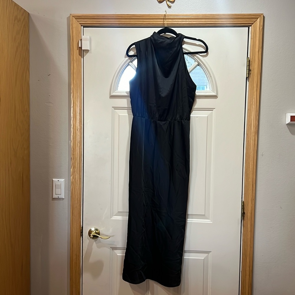 Black sleeveless evening dress
